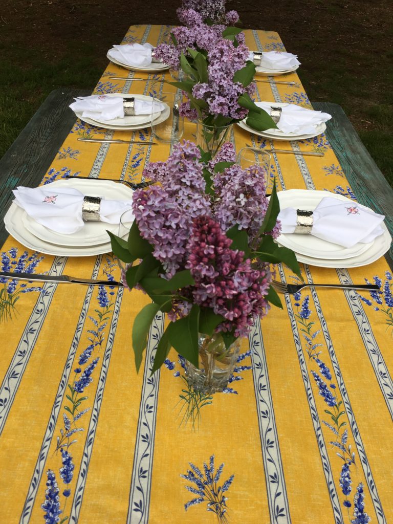 Picnic in the park | Tablescpae | Table Inspriation | Table Decor Ideas | Spring Table Inspiration | Picnic Table | Picnic Table Decor | Mothers Day Table