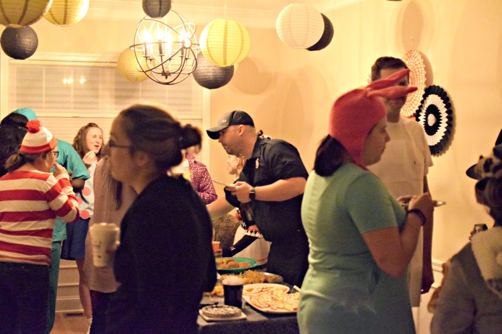 Halloween Party | Halloween decorations | classy halloween | kid friendly hallowee decorations | Classic Halloween decorations | Black white and gold halloween decorations | halloween decoration inspiration | halloween costume contest |