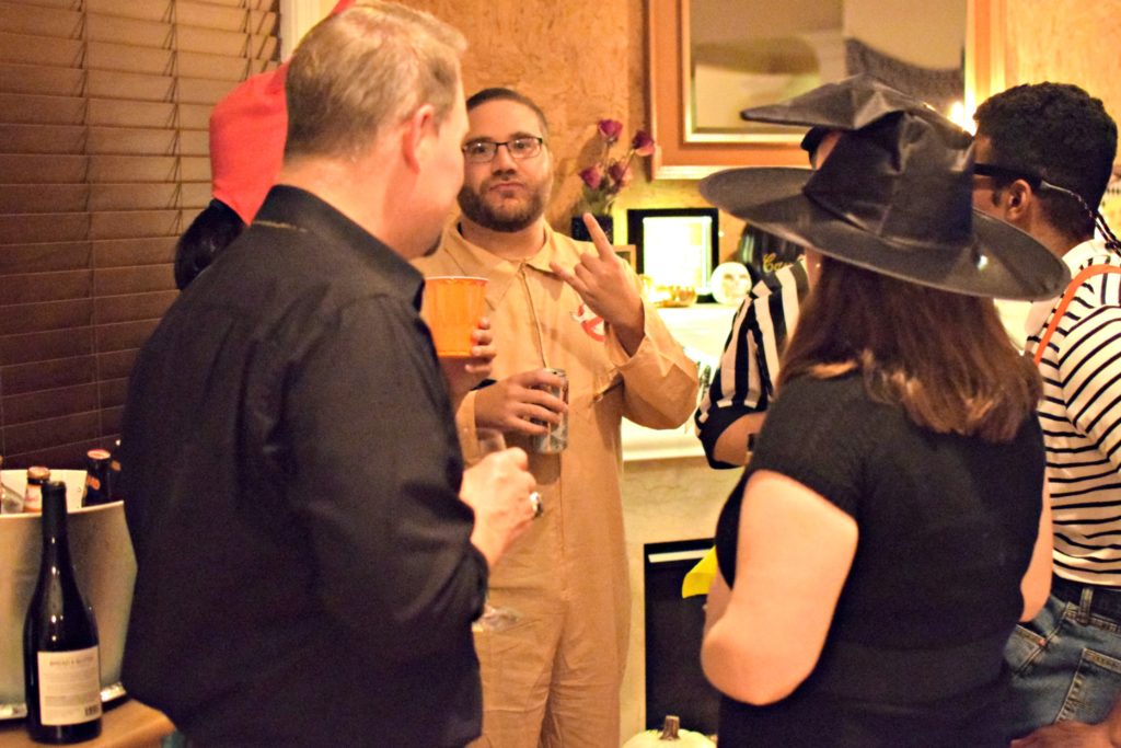 Halloween Party | Halloween decorations | classy halloween | kid friendly hallowee decorations | Classic Halloween decorations | Black white and gold halloween decorations | halloween decoration inspiration | halloween costume contest |