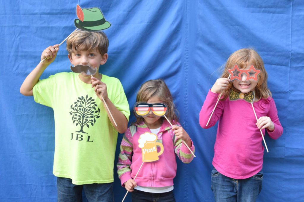 Oktoberfest Party | How to throw and Oktoberfest Party | Beer Party | Beer Tasting Party | Fall Party Ideas | Oktoberfest Party Ideas | Octoberfest Party | Oktoberfest Party Theme | Oktoberfest Theme | Adult Party ideas | Men's Birthday Ideas | Mens Party ideas | Outdoor Party Ideas | Outdoor Party theme | Easy oktoberfest party | Simply Oktoberfest Party